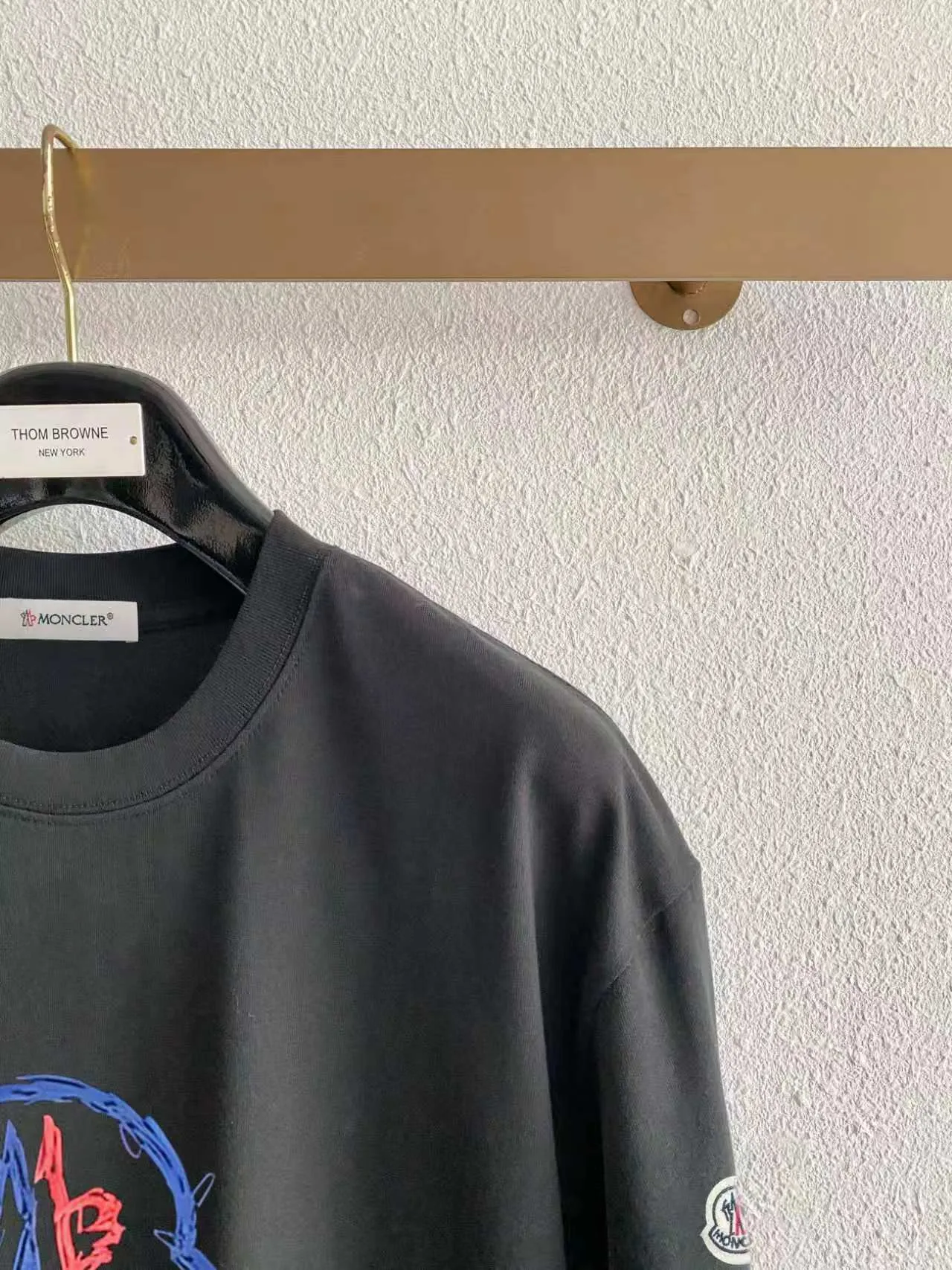 Moncle/ * ，logo New Arrival ， ， ， ， T Same Style。 :Black White Blue Gray Size:S（90-130 ） M（125-140 ） L（135-160 ） XL（160-180 ） XXL（180-210 ）